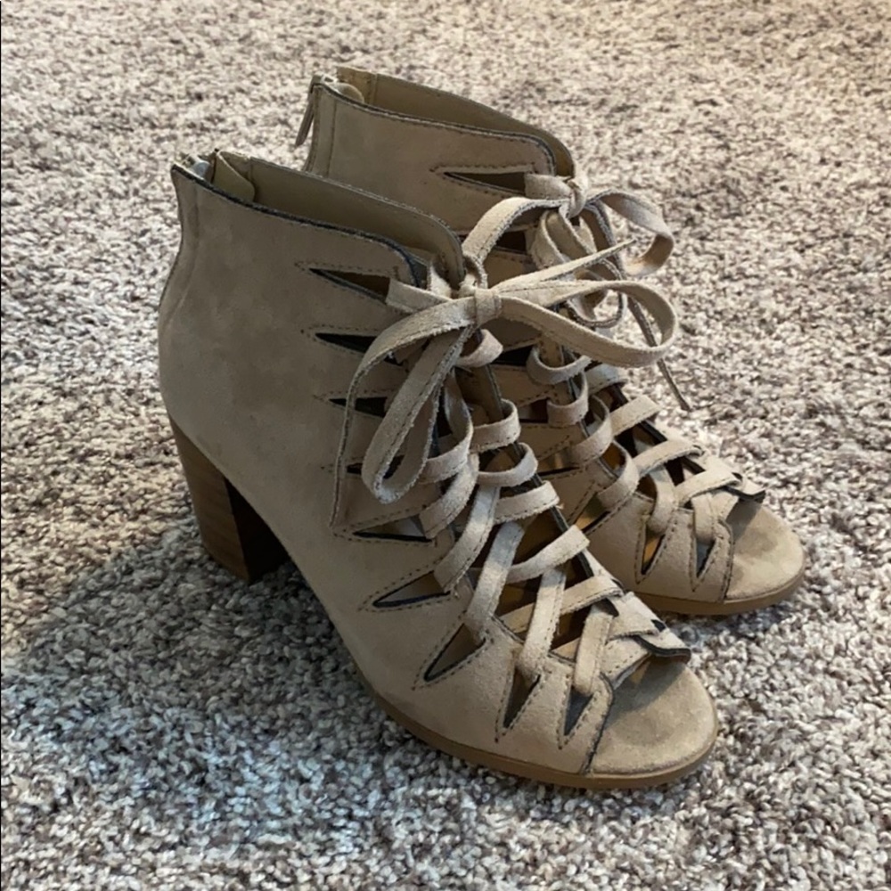 Beige tie-up heals